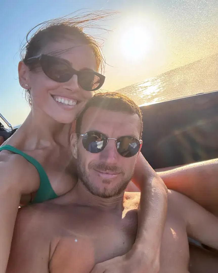 Prve četiri godine vezu su održavali na daljinu, na relaciji Los Angeles – Manchester, a Amra je često letjela preko Atlantika kako bi bila s Edinom, samo 24 sata prije poslovnih obaveza modela i glumice.