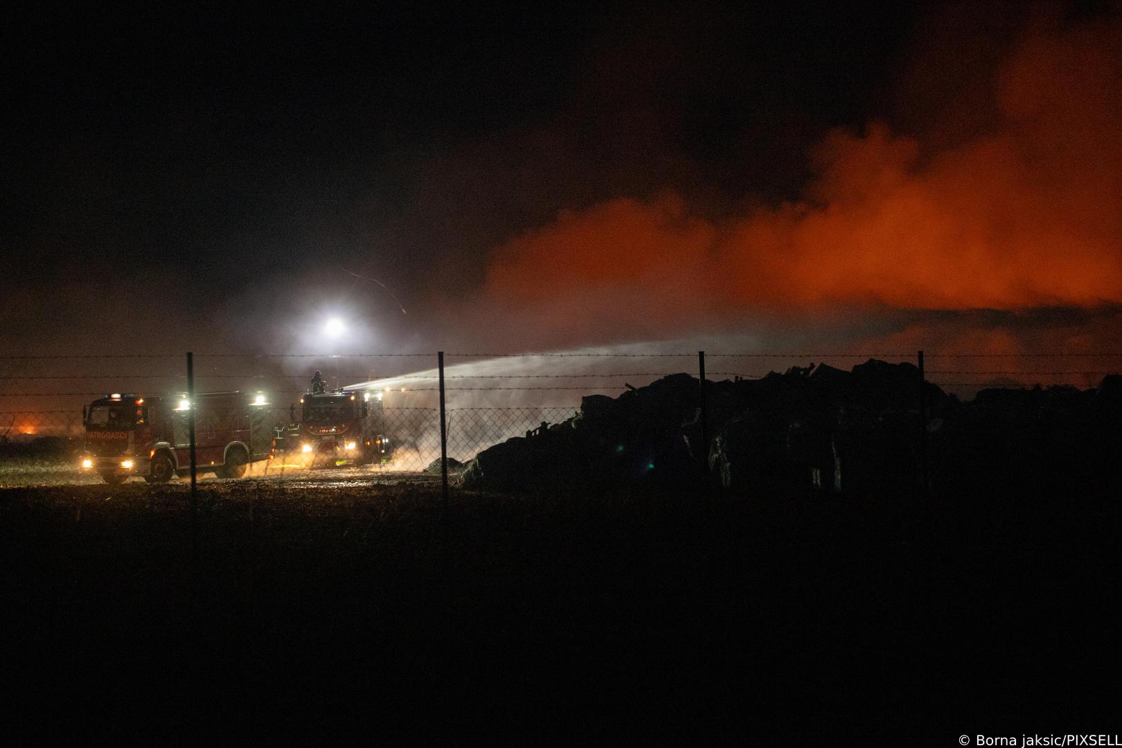 Stup dima iz tvornice se i dalje širi, a na požarište su tijekom dana pristizali kamioni puni zemlje s kojima se zatrpavalo opožareno područje. Tijekom dana na požarištu se pojavila i pijavica. 