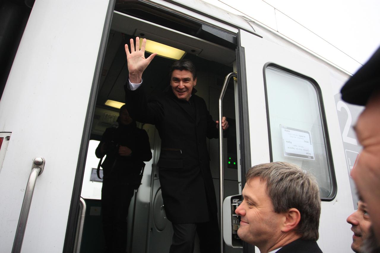 17.11.2011., Dugo Selo - Celnici Kukuriku koalicije s kolodvora u Dugom Selu u sklopu predizborne kampanje krenuli su  prema Krizevcima i Koprivnici. Zoran Milanovic.