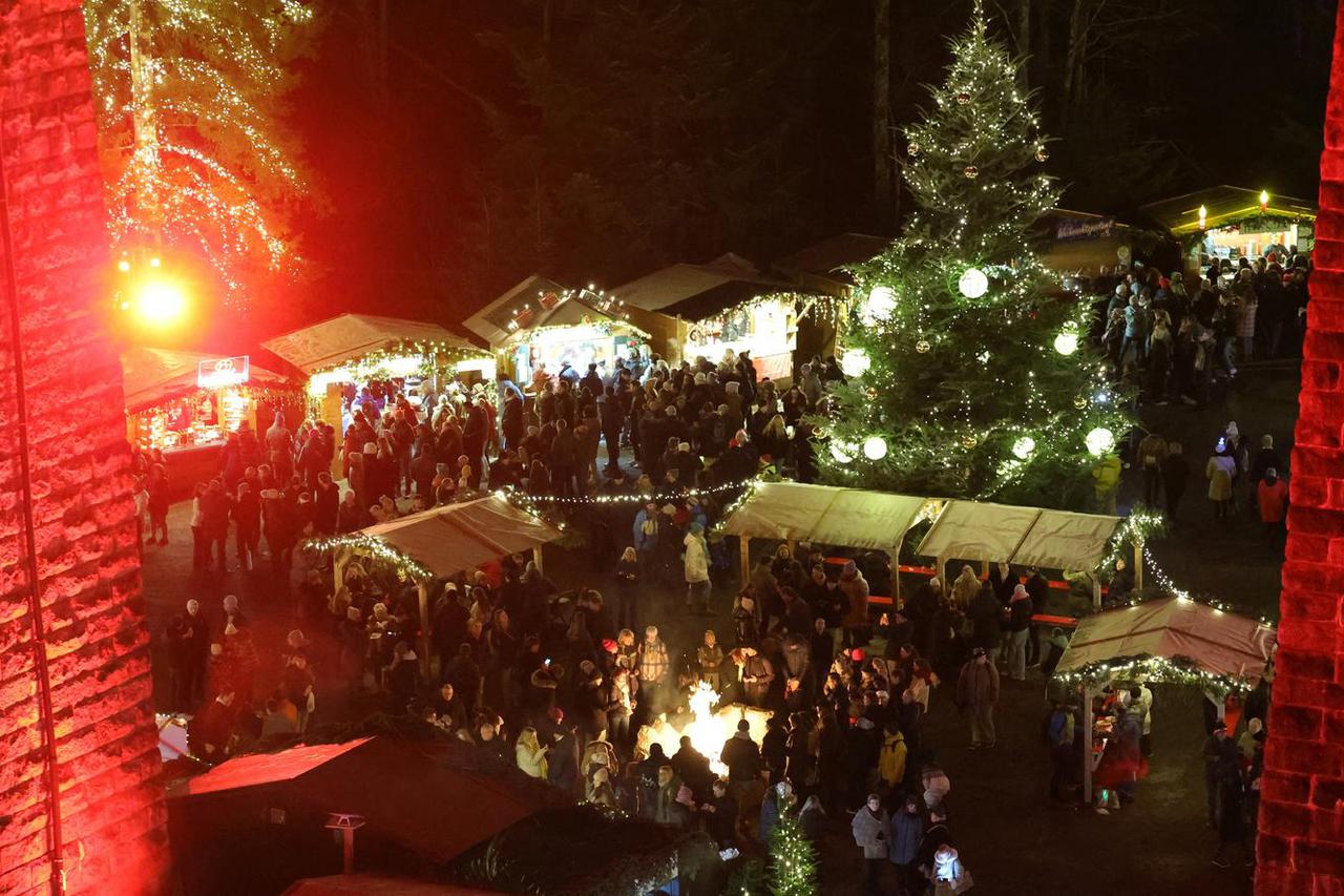 People visit the Christmas market under the Hoellentalbahn railway viaduct at the Ravennaschlucht in Breitnau
