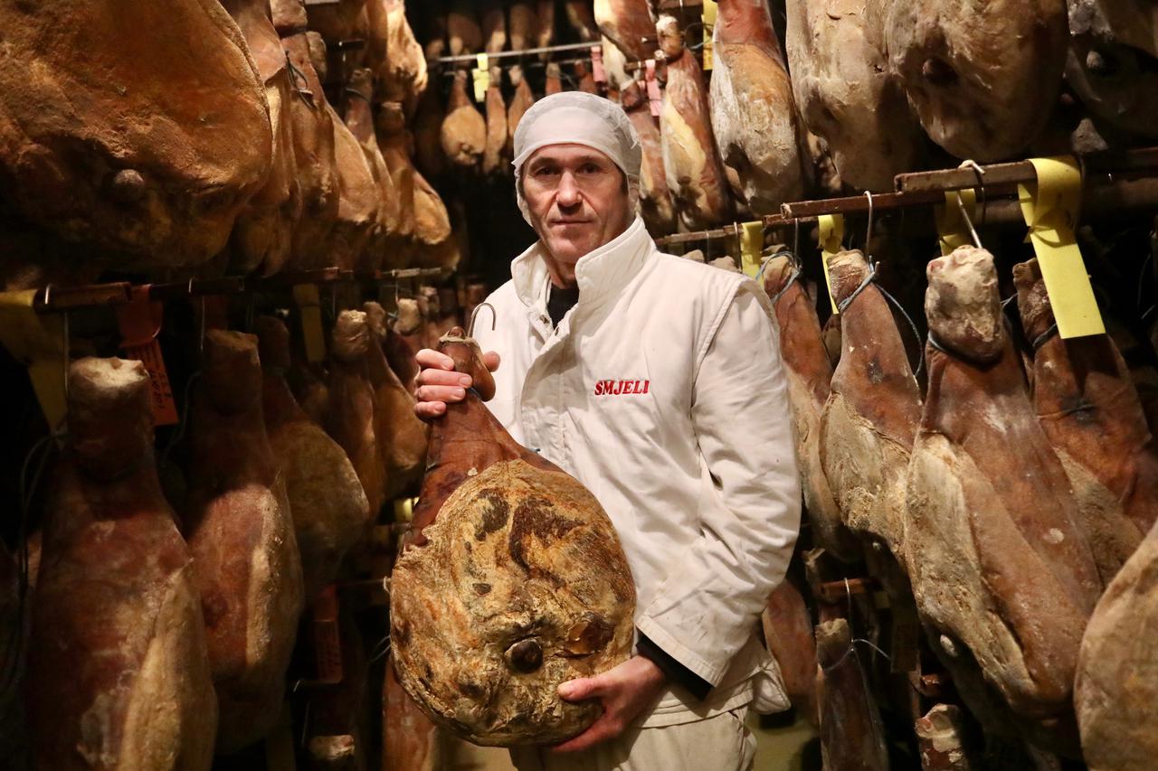 Pršutana Smjelo u  Dugopolju