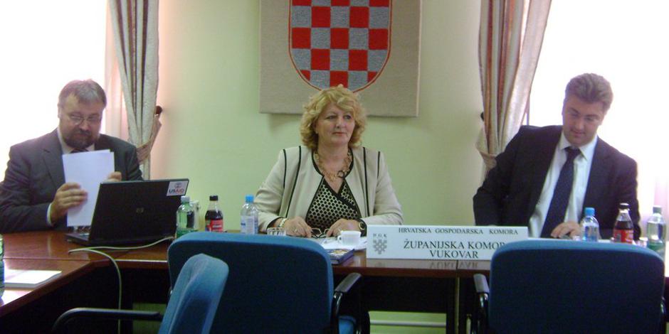Vinka Ivanković, majka Gabrijele Žalac, u sredini. Sa strane su premijer Andrej Plenković i predsjednik ŽK HGK Vukovar Ivan Marjanović