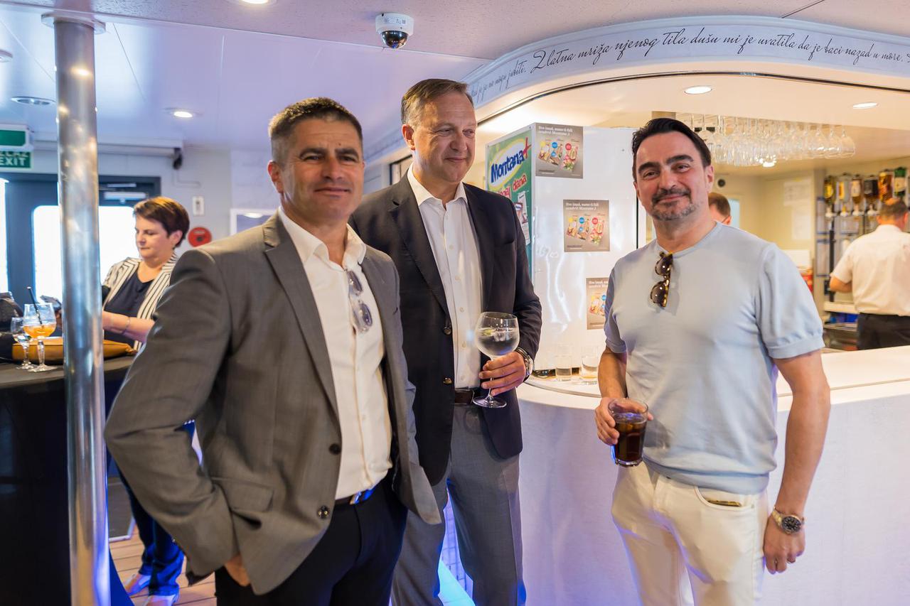 Split: Na brodu Oliver organizirano druženje bliskih prijatelja i pjevača koji su surađivali sa Oliverom Dragojevićem