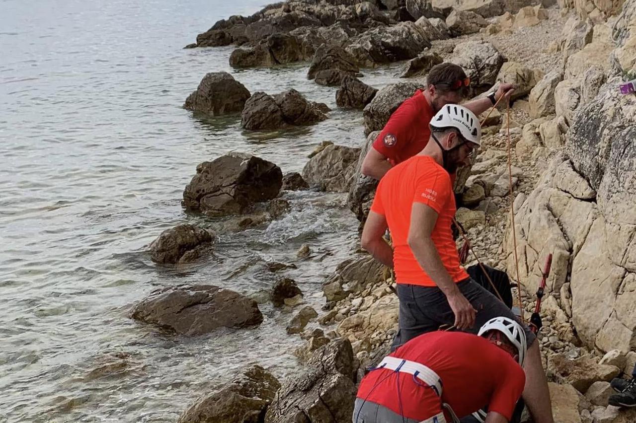 Muškarac pao s litice u blizini Selca i poginuo, tijelo morali izvlačiti HGSS-ovci 