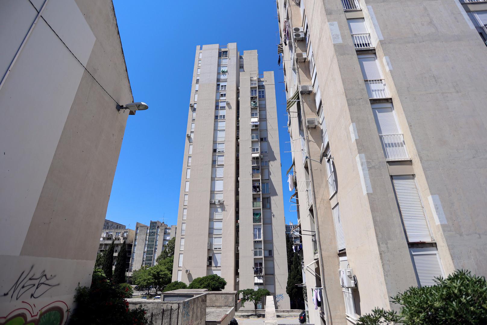 Na 10. mjestu nalazi se kompleks od tri zgrade čiji je arhitekt cijenjeni Frano Gotovac. Najviši neboder ima 21 kat i doseže visinu od 78 metara. Izgrađen je 1979. godine.