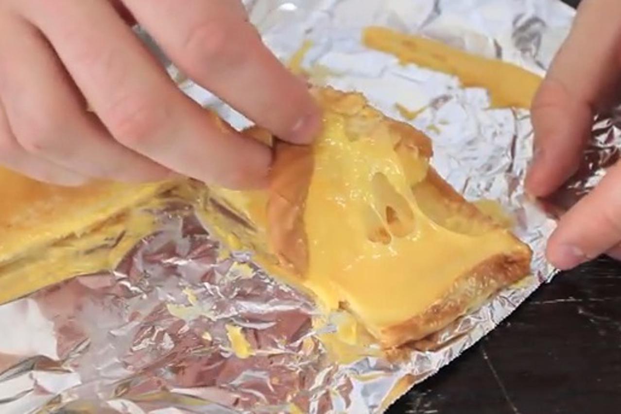 tostiranje sendviča s peglom