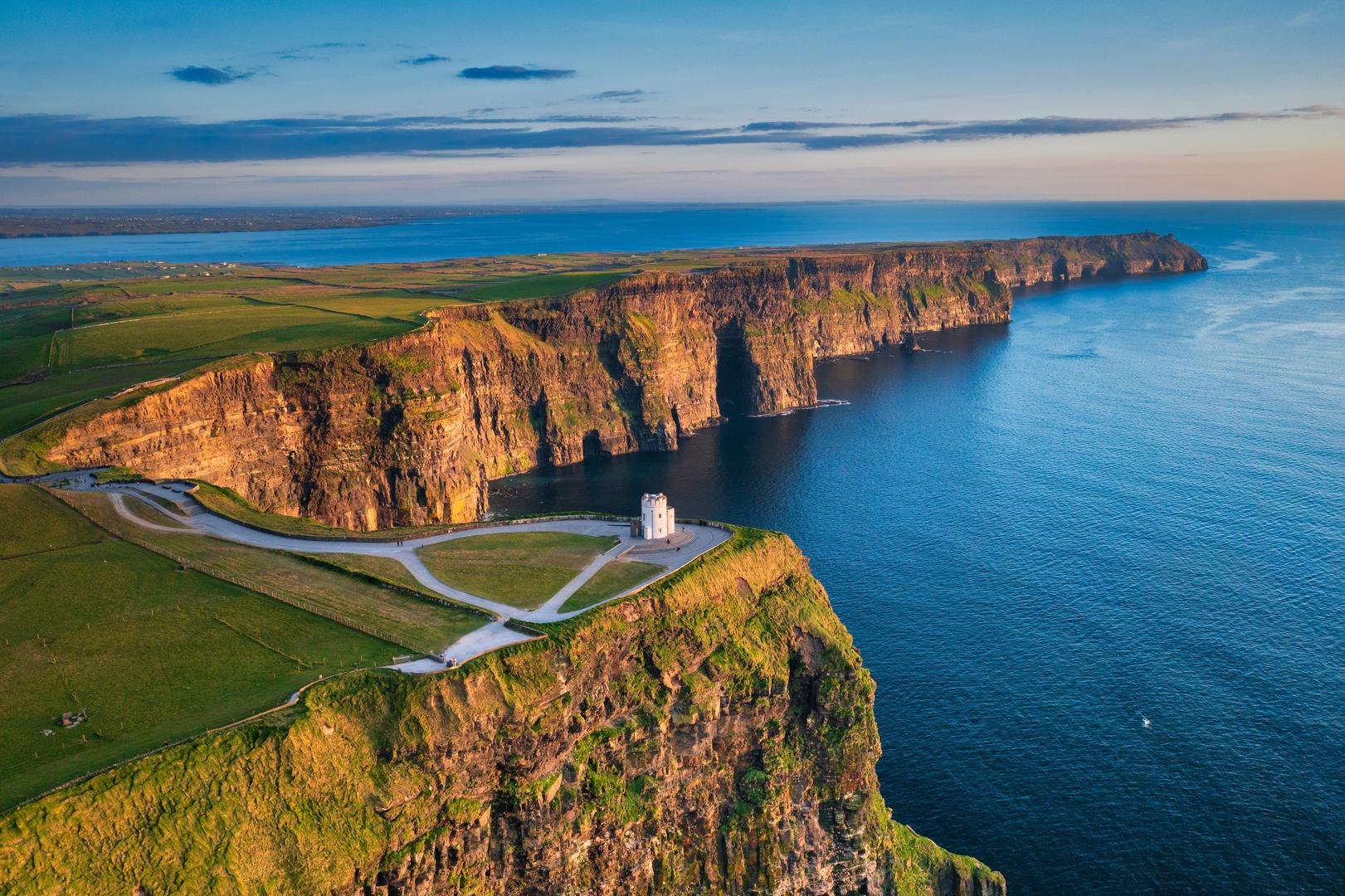 6. Cliffs of Moher, Irska: Ove impozantne litice na zapadnoj obali Irske nude spektakularne poglede na Atlantski ocean, ali su i vrlo opasne. Skliske staze, jaki vjetrovi i nedostatak ograda doveli su do brojnih nesreća. Od 1993. do 2017. godine zabilježeno je 66 smrtnih slučajeva, dok mnogi posjetitelji ignoriraju upozorenja i kreću opasno blizu ruba litica.