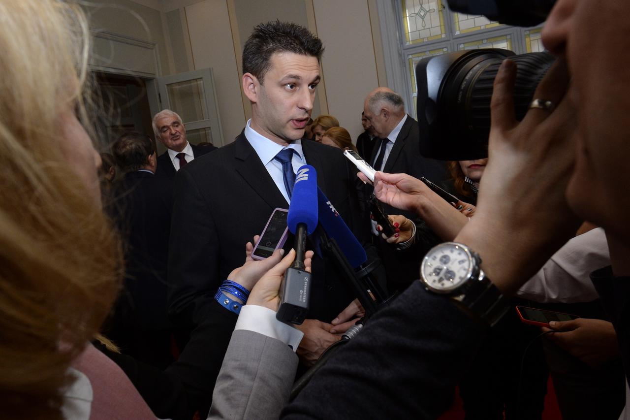 03.12.2015., Zagreb - Nakon neuspjelog pokusaja  konstituiranja Sabora RH, celnik MOST-a Bozo Petrov dao je izjavu novinarima. Photo: Marko Lukunic/PIXSELL