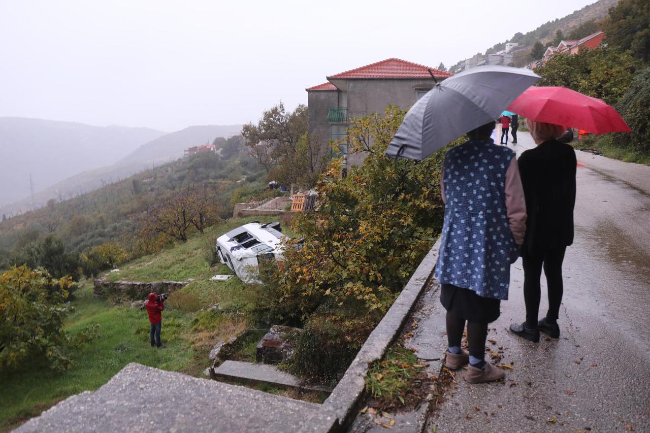 Gornje Sitno: Školski kombi sletio s ceste kod Splita, djeca prevezena u bolnicu