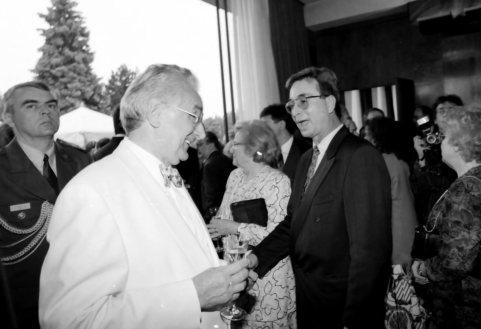 Na prvim izborima za predsjednika Hrvatske održanima u kolovozu 1992. godine Franjo Tuđman osvojio je 56 posto glasova (za njega je glasovalo 1,519,100 glasača), dok se na drugo mjesto smjestio Dražen Budiša s 21 posto (585,535 glasova). Treća je bila Savka Dabčević Kučar sa 6 posto glasova.