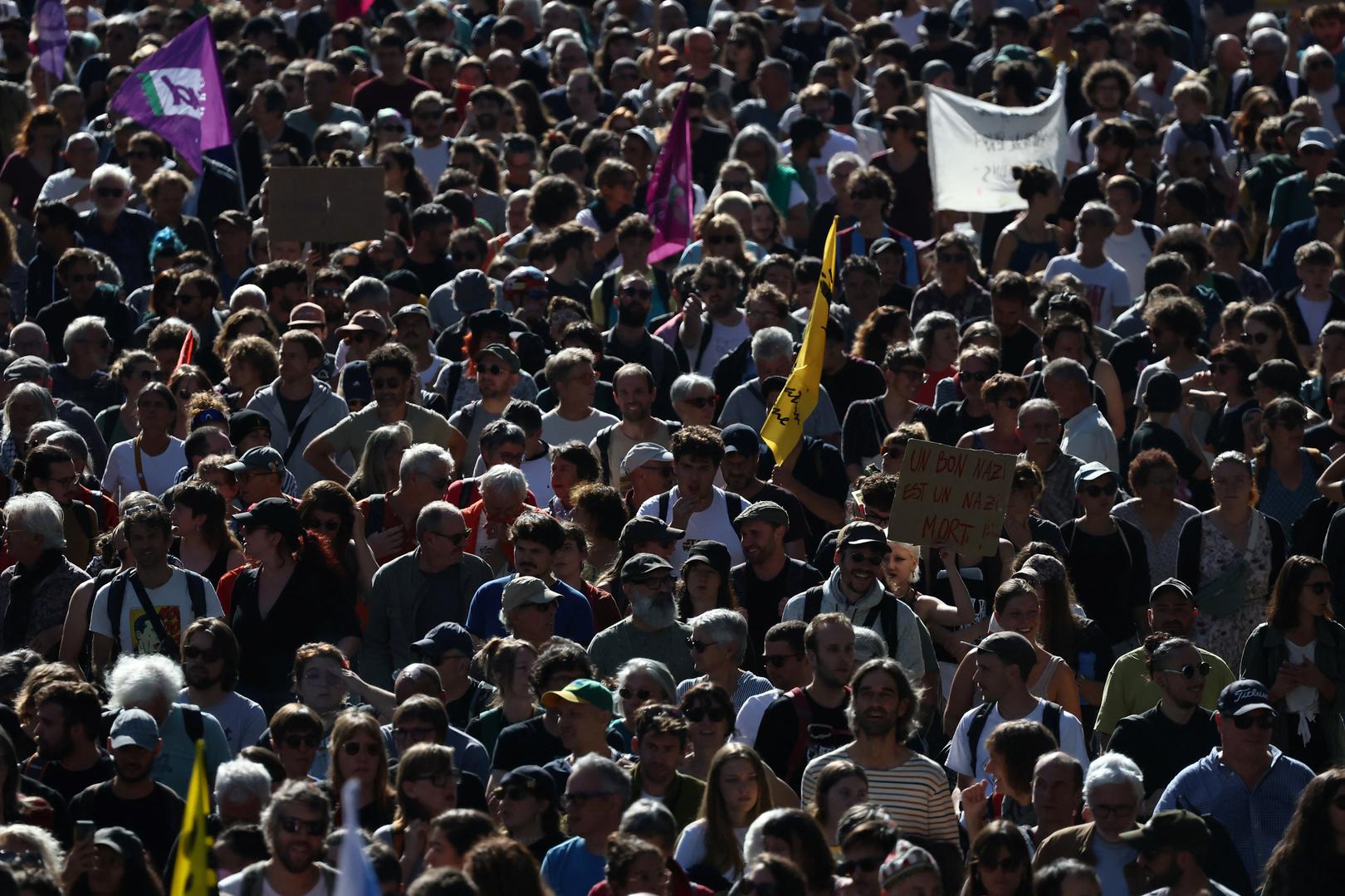 
Ovi prosvjedi predstavljaju vatreno krštenje za novog premijera Sébastiena Lecornua, treću osobu na toj funkciji u samo godinu dana. Imenovan nakon što je njegov prethodnik srušen u parlamentu zbog duboko nepopularnog plana štednje, Lecornu se sada suočava s monumentalnim zadatkom donošenja proračuna u blokiranom parlamentu bez apsolutne većine. 