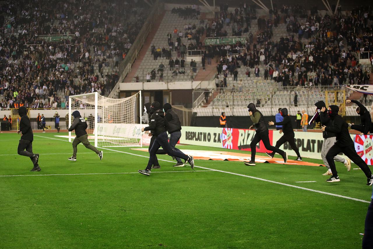 Kaos na Poljudu: Torcida upala na teren, igra?i pobjegli u tunel! Specijalci tjerali huligane