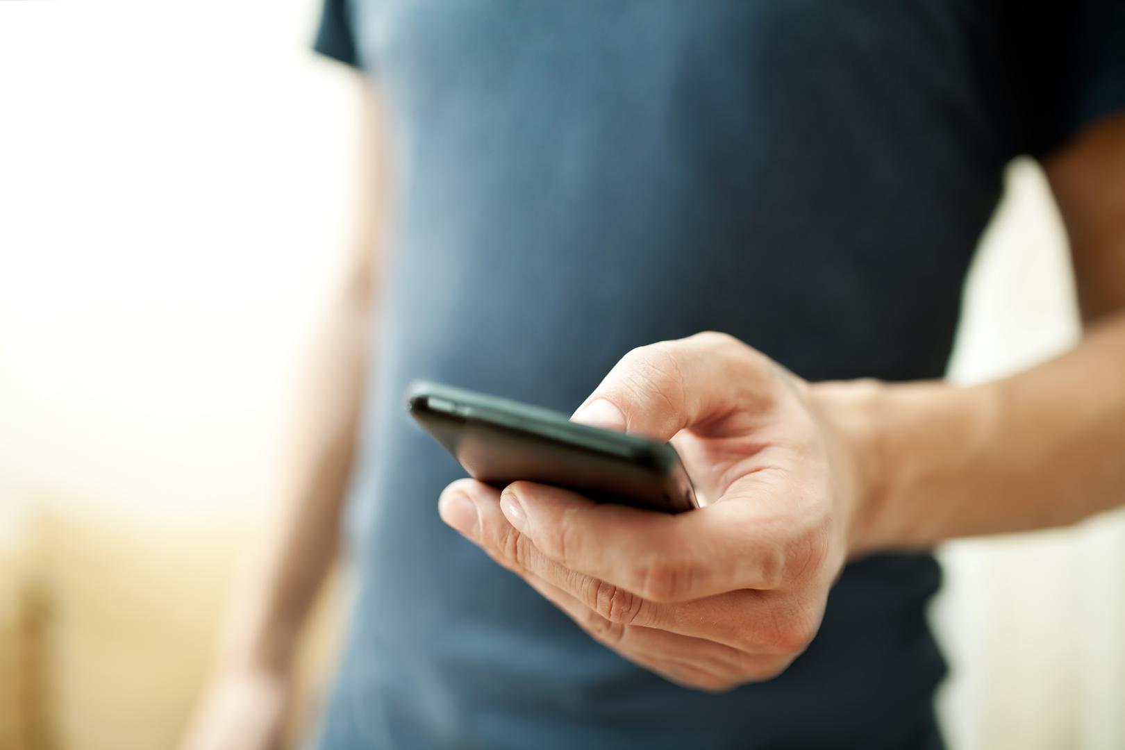 Mobitel: Vjerovali ili ne neki seksolozi predlažu da se malo zaigrate s mobitelom i mogućnostima koje on pruža. Pritom ne misle na slanje seksi poruka, nego na uključivanje vibre koja može biti jača, brža ili kraća. Izbor je na vama.