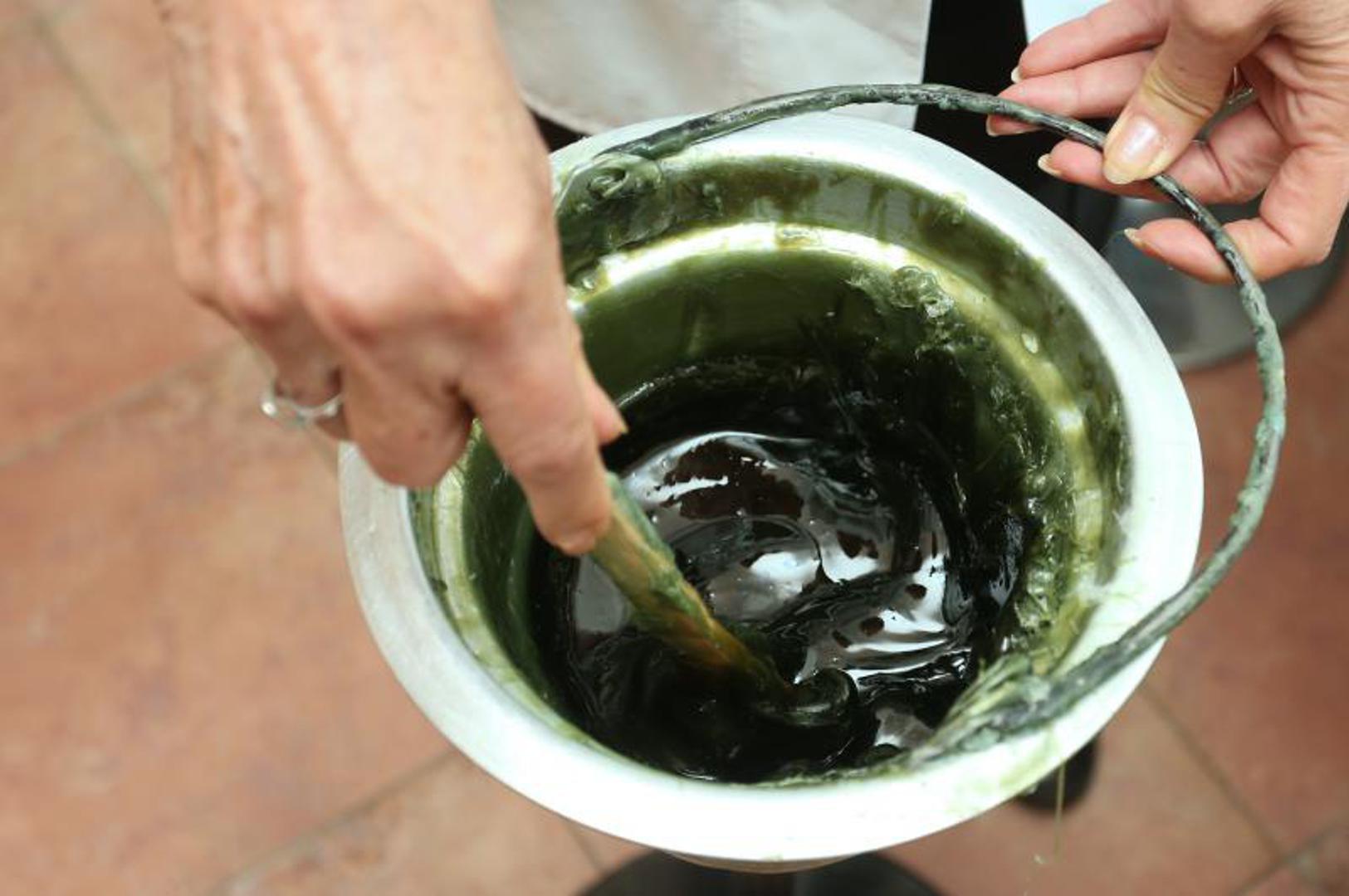 Depiliranje dlačica voskom oko bradavica - Možda vam se ovo činilo kao dobra ideja da se riješite ružnih dlačica na grudima, no nemojte to raditi. Koža na tom dijelu tijela je osjetljivija pa ako depilirate dlake vrućim voskom možete uzrokovati opekline i kožne alergije. 