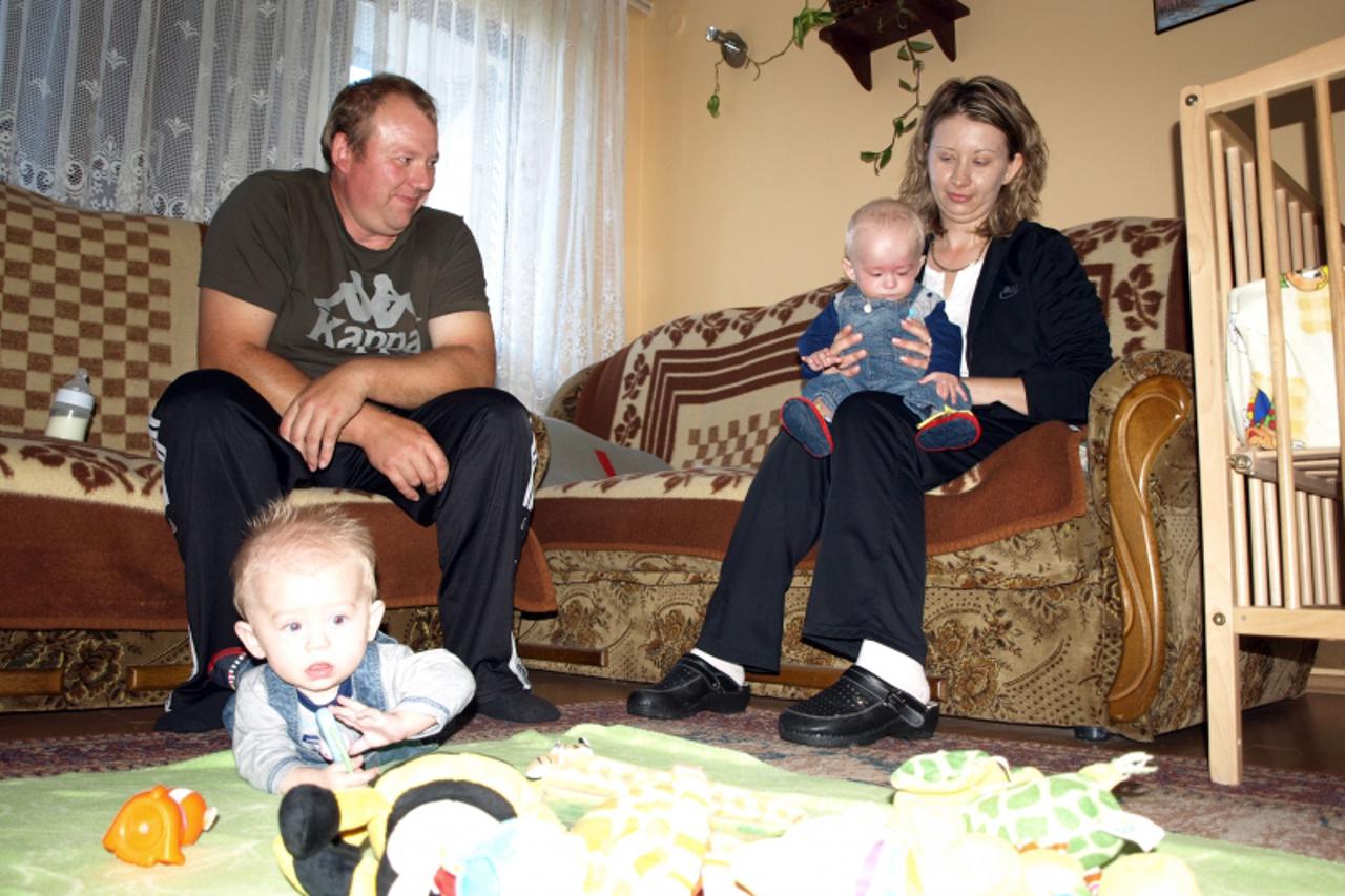 'Podravina-bilogora, 4.10.2012. Grubisno Polje, Iako u 24 sata imaju obilje obveza, Ksenija i Darko Bauer presretni su sa svojim sinovima Davidom i Jakovom Snimio: MIchel Palijan / VLM'