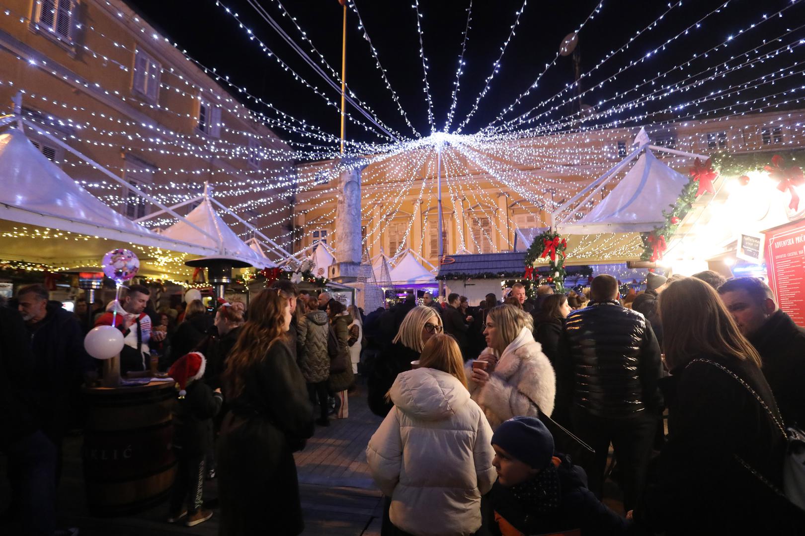 Pogledajte kako je izgledalo otvaranje Adventa diljem Hrvatske. 
