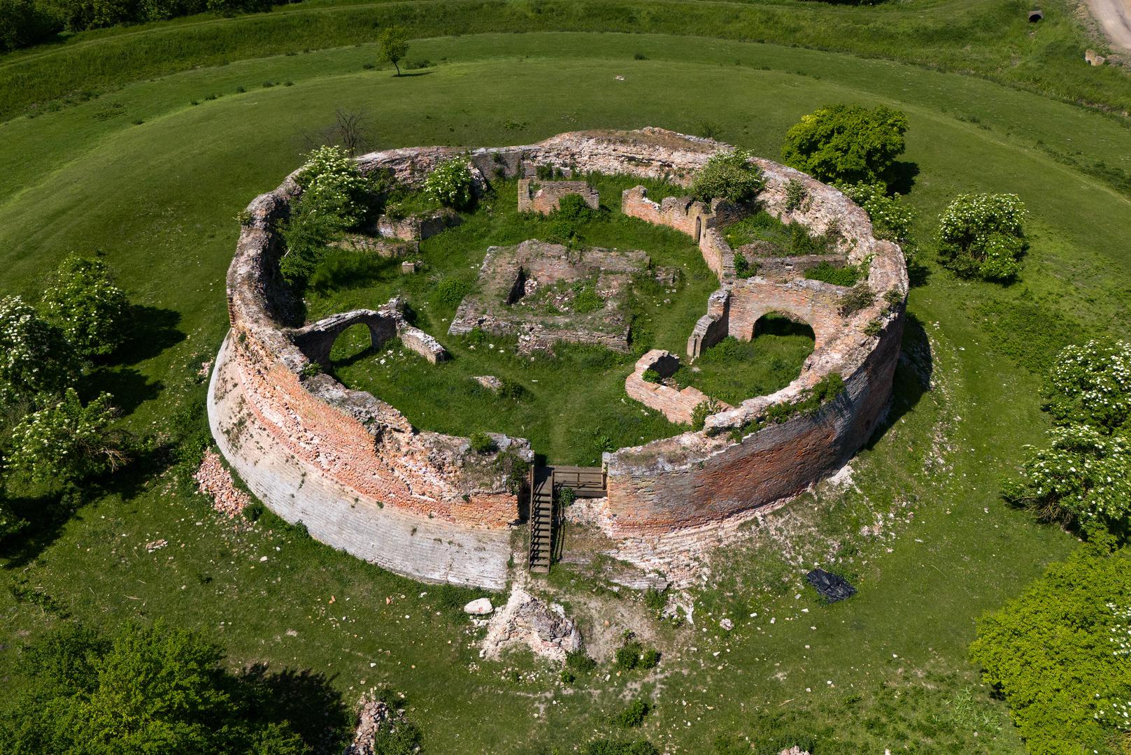 Filip je u tvrđavu zazidao svoju kćer kako bi čuvala blago koje ne može ponijeti, a ona se zatim pretvorila u čudovište. Neki kažu da se za punog mjeseca oko kule može čuti siktanje zmija i sablastan smijeh, kao i uznemirujući krikovi napuštene kćeri.