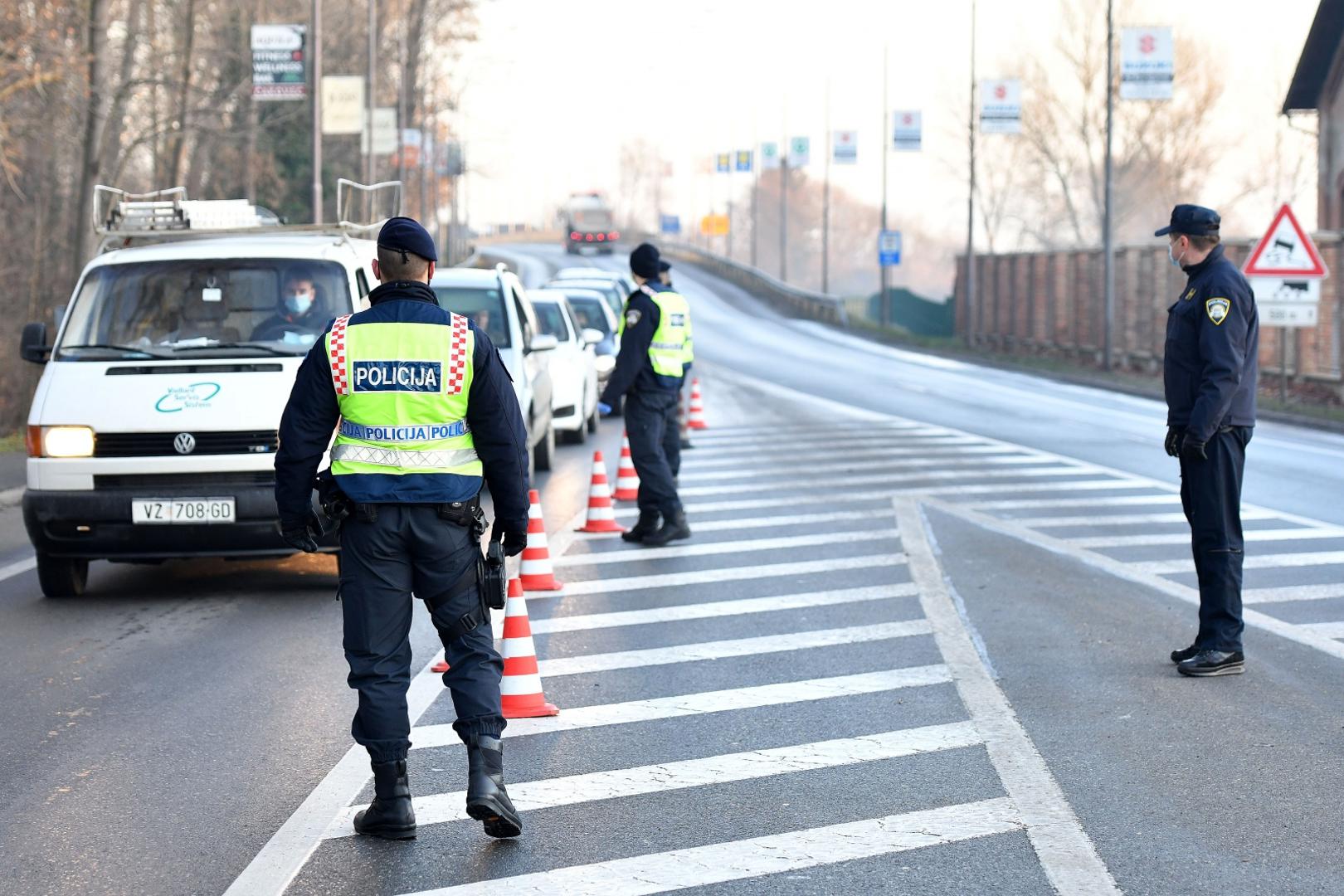 23.12.2020., Varazdin - Policijski sluzbenici kontroliraju E-propusnice na ulazu u Varazdinsku zupaniju.Photo: Vjeran Zganec Rogulja/PIXSELL