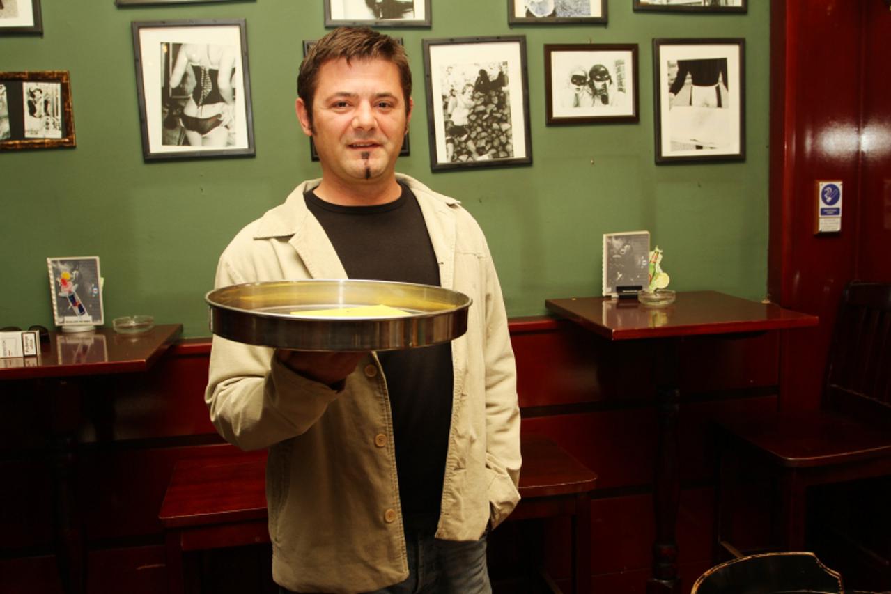 '11.04.2012. Karlovac -  Aleksandra Tonkovica radi kao sezonski radnik-konobar u Porecu. Photo: Kristina Stedul Fabac/PIXSELL'