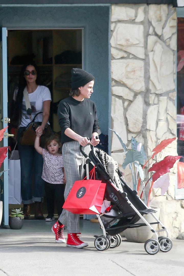 Ovaj vikend paparazzi su  Demi, Mašu i Rumi snimili u šopingu u Los Angelesu i Demi je uživala s Rumi u trgovini birajući igračke za nju