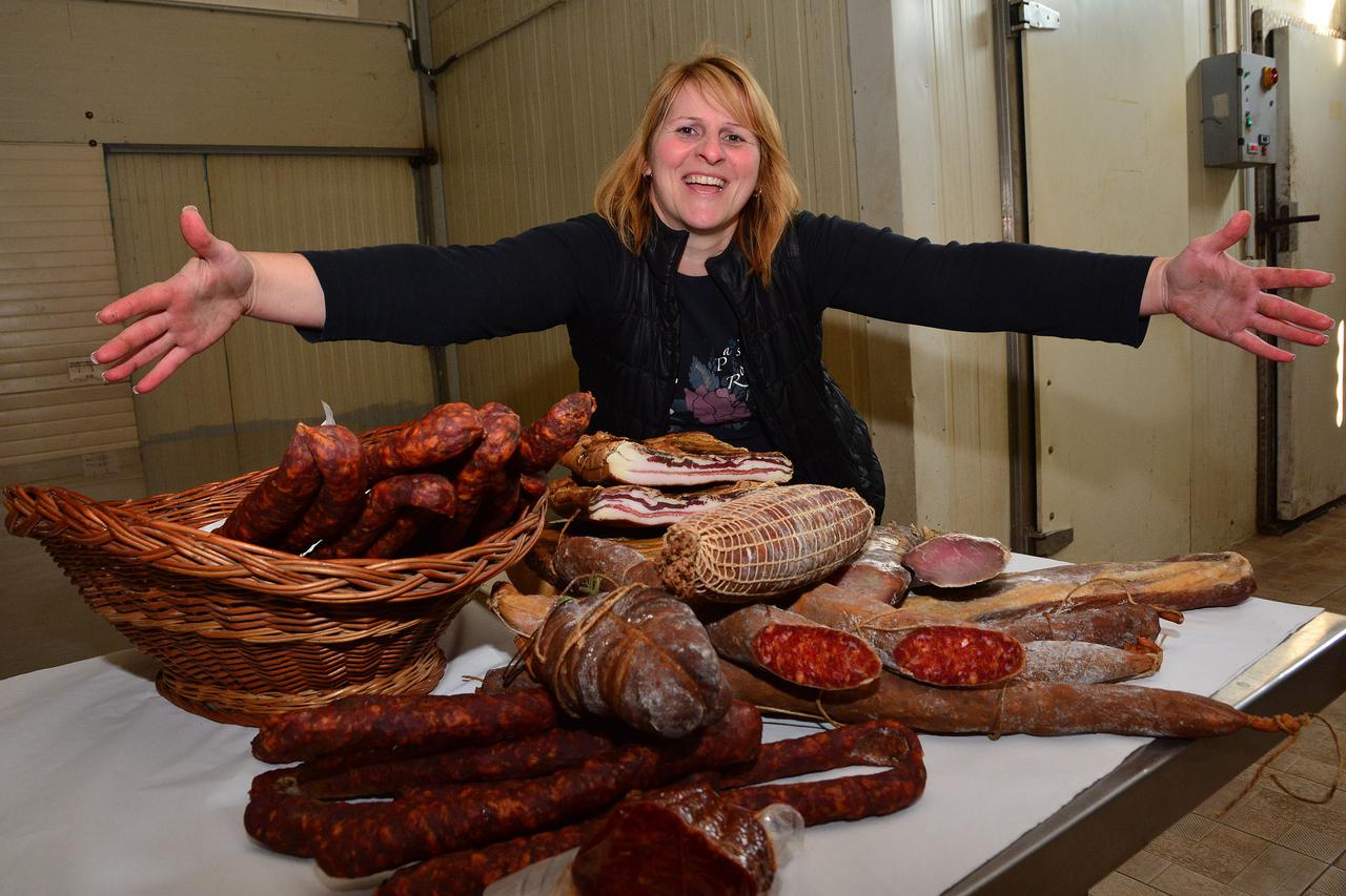 05.11.2015., Stitar, Zupanja - OPG Damjanovic bavi se proizvodnjom i prodajom suhomesnatih proizvoda.  slavonskih delicija kulena, slanine, kobasica i sunki.