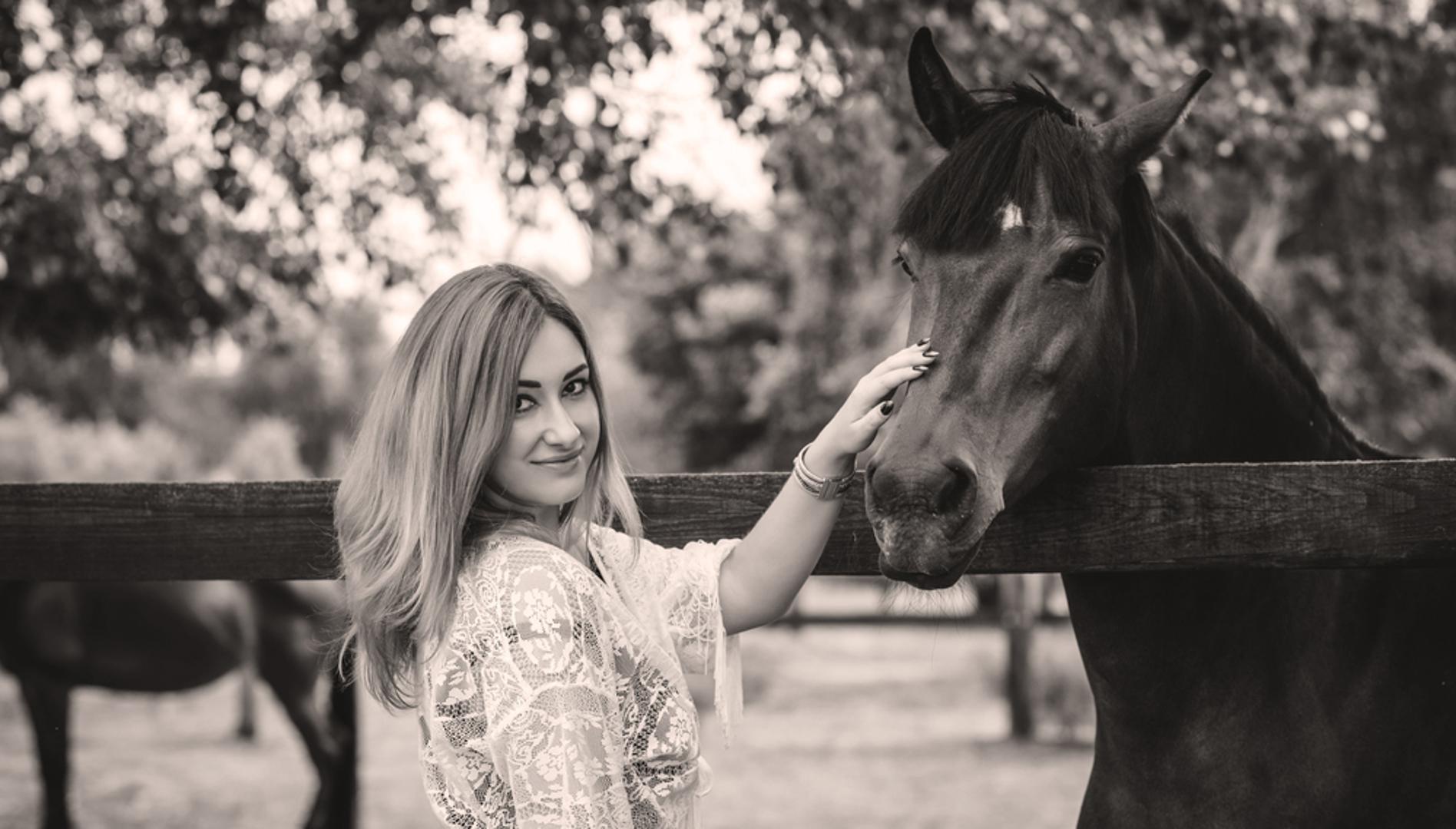 Djevica: Djevice su odgovorne, organizirane i vrlo pažljive kada je riječ o svakodnevnim potrebama ljubimca. Neće zaboraviti vrijeme hranjenja, preventivni pregled kod veterinara, terapiju ni redovito održavanje higijene. Njihova ljubav možda nije uvijek glasna i razigrana, ali se jasno vidi u dosljednoj i predanoj brizi.