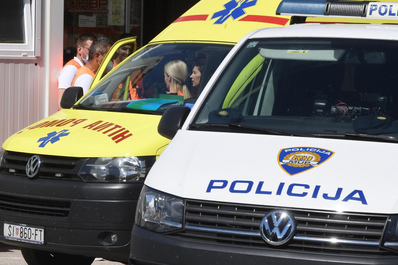 Veći broj policijskih službenika ispred  bolnice u Šibeniku nakon prometne nesreće