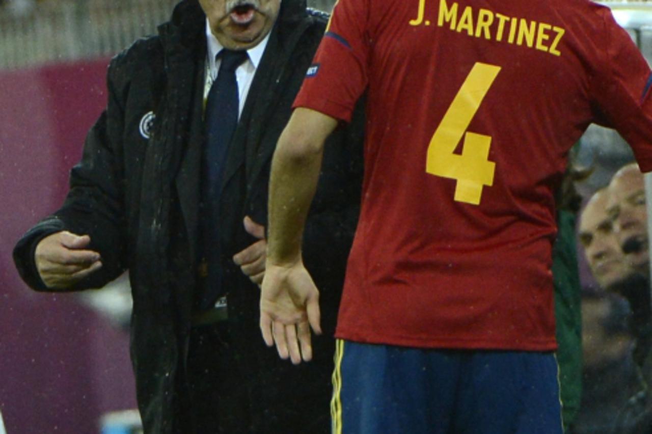 'Spanish headcoach Vicente Del Bosque (L) speaks with Spanish midfielder Javi Martinez during the Euro 2012 championships football match Spain vs Republic of Ireland on June 14, 2012 at the Gdansk Are