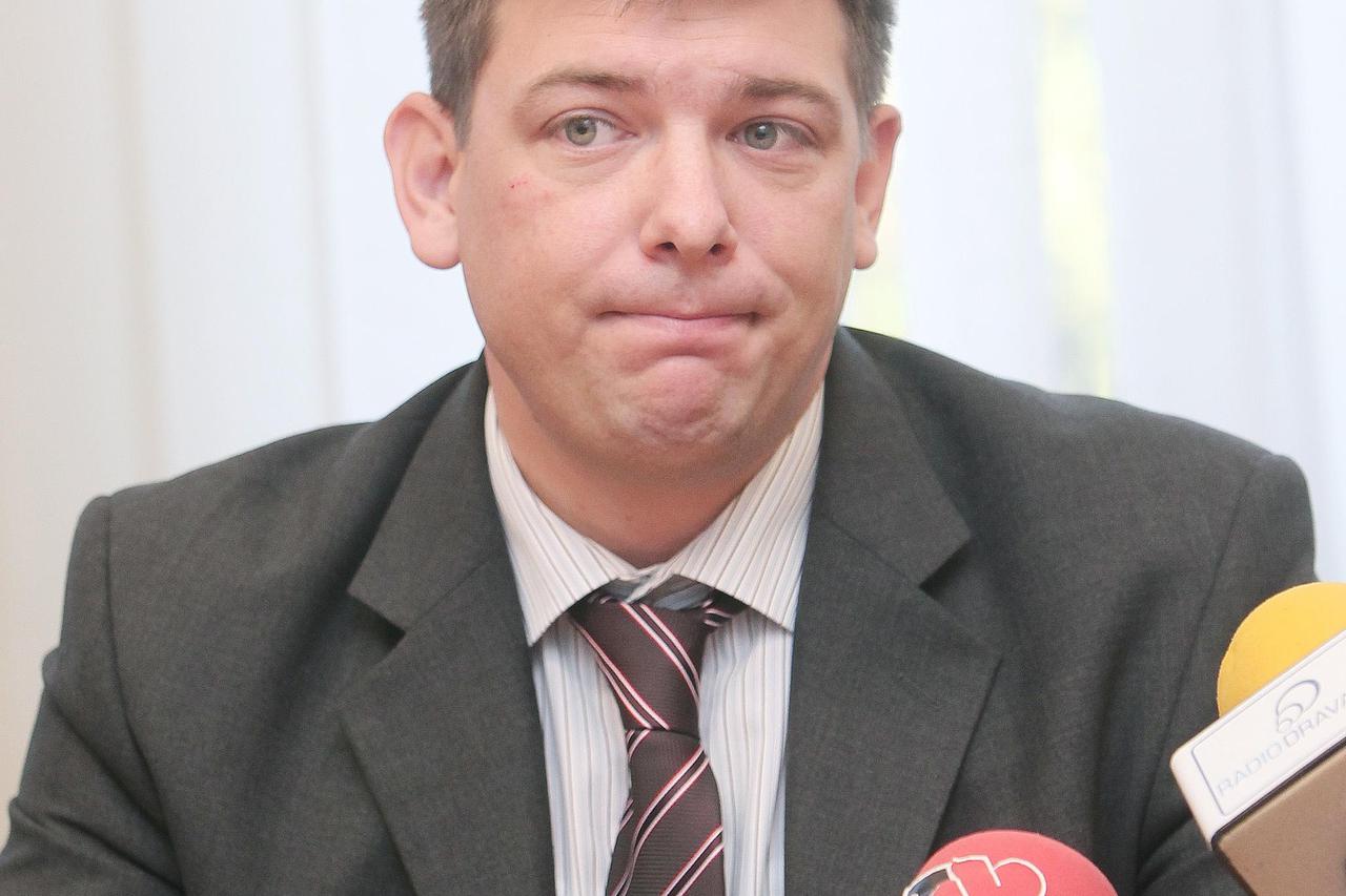 23.10.2013., Koprivnica - Gradonacelnica Vesna Zeljeznjak, ministar znanosti, obrazovanja i sporta Zeljko Jovanovic i predsjednik Upravnog odbora Centra za pracenje poslovanja energetskog sektora i investicija Josip Borak (na fotografiji) potpisali su Spo