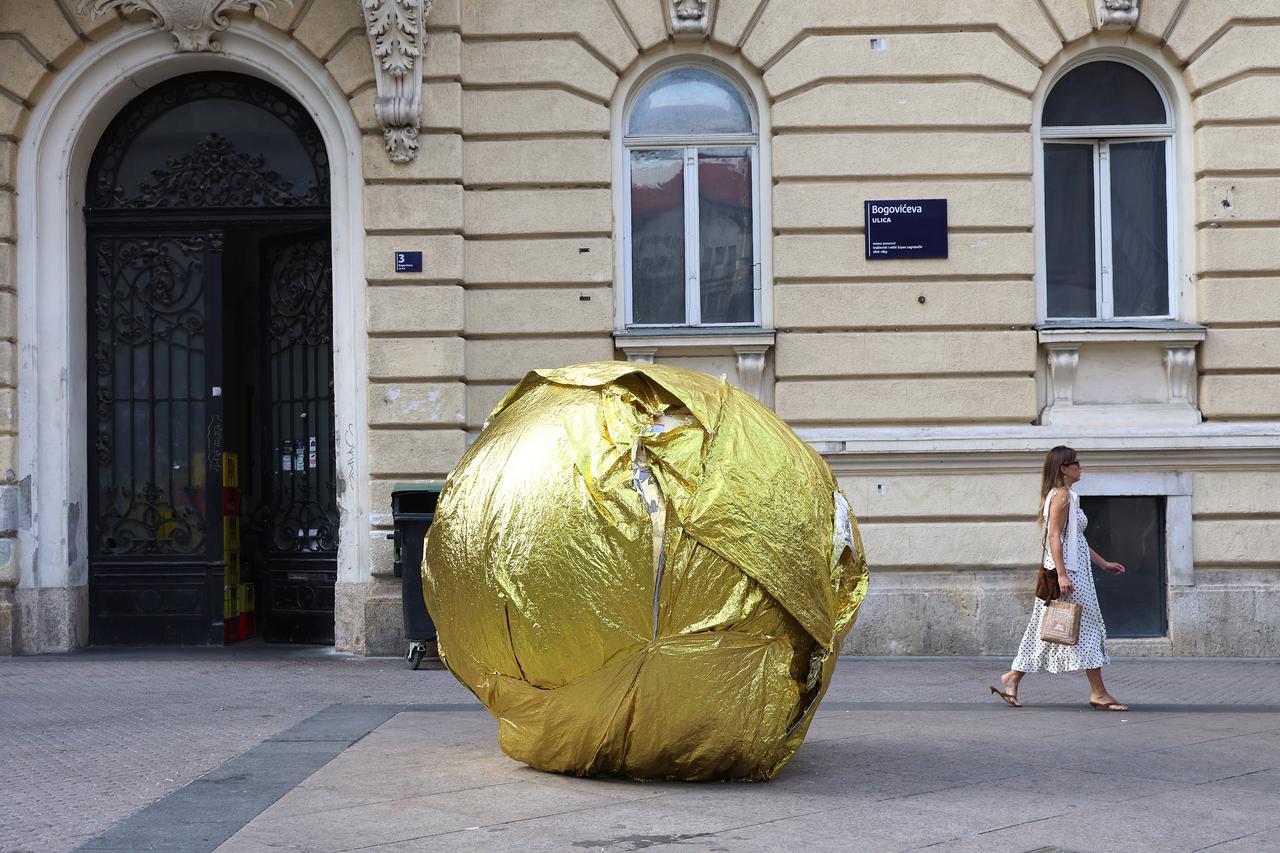 Zagreb: Kožarićevo Sunce omotano zlatnom folijom