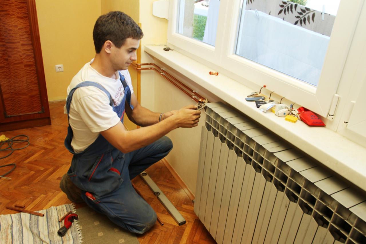 '03.10.2012. Karlovac - Uoci pocetka sezone grijanja u zgradi u ulici Izidora Krsnjavog 8 postavljaju nove instalacije za grijanje i ugraduju se kalorimetri kako bi stanari sami kontrolirali postrosnj