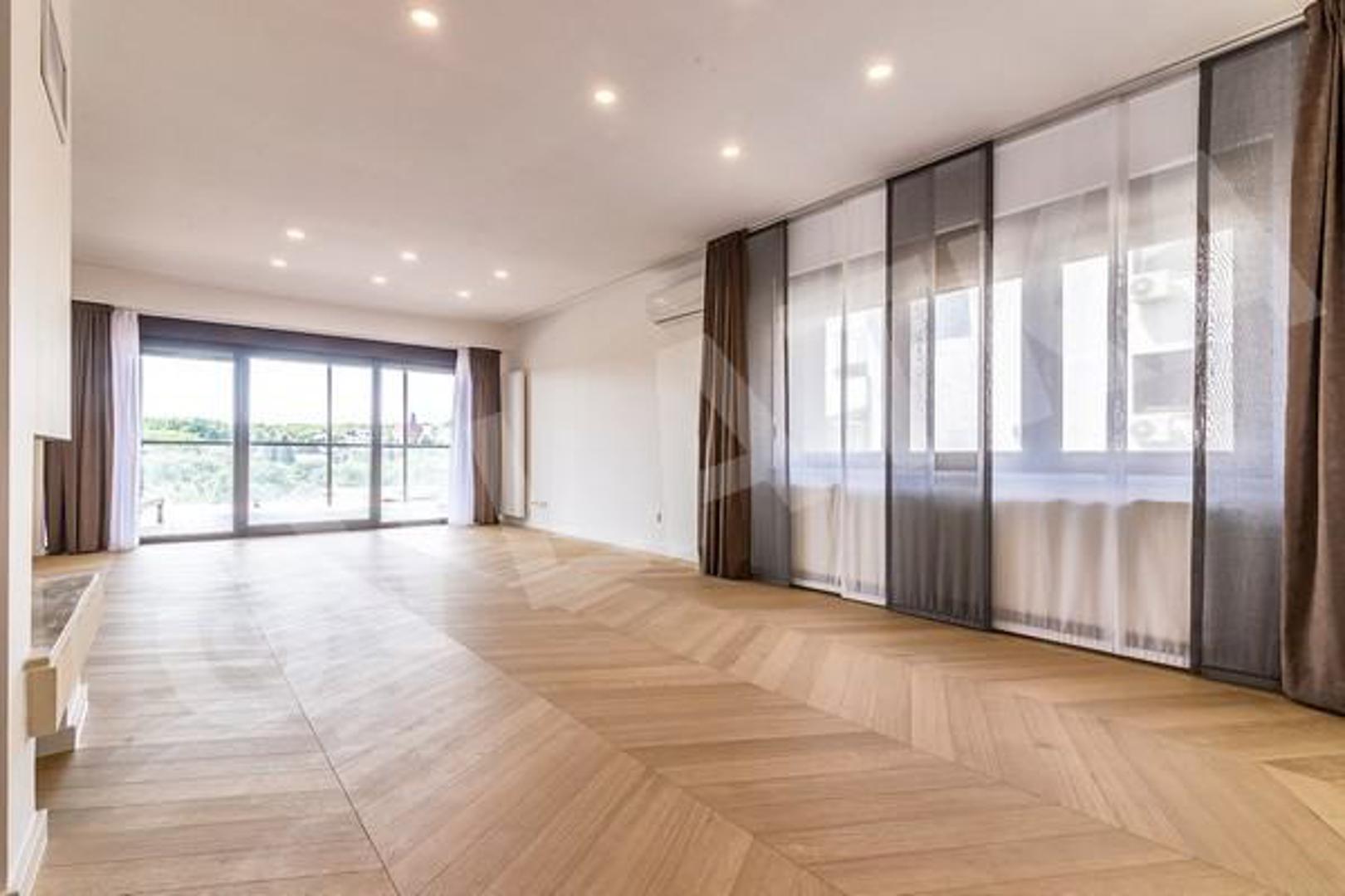 Nekretnina je temeljito renovirana 2019. godine, a od opreme ističu se novi hrastovi parketi Galeković u chevron uzorku, PVC stolarija, kamin marke Hoyan, dva klima uređaja (u dnevnom boravku i spavaćoj sobi), kuhinja opremljena pločom za kuhanje, pećnicom i perilicom posuđa, te moderne kupaonice s kadom i tuš kadom. 