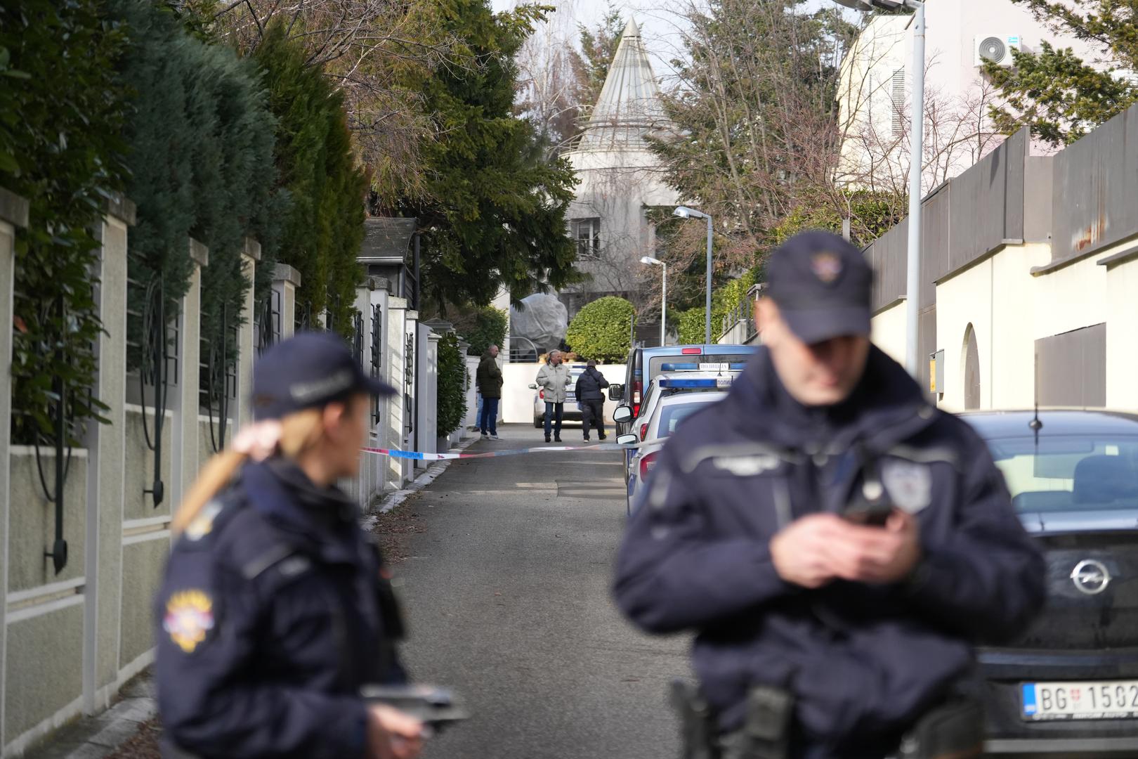 Šteta je značajna: oštećena je fasada kuće, popucala su stakla, a automobil ispred je također pretrpio oštećenja. 