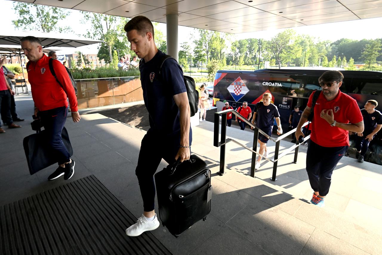 Rotterdam: Dolazak hrvatske nogometne reprezentacije u hotel