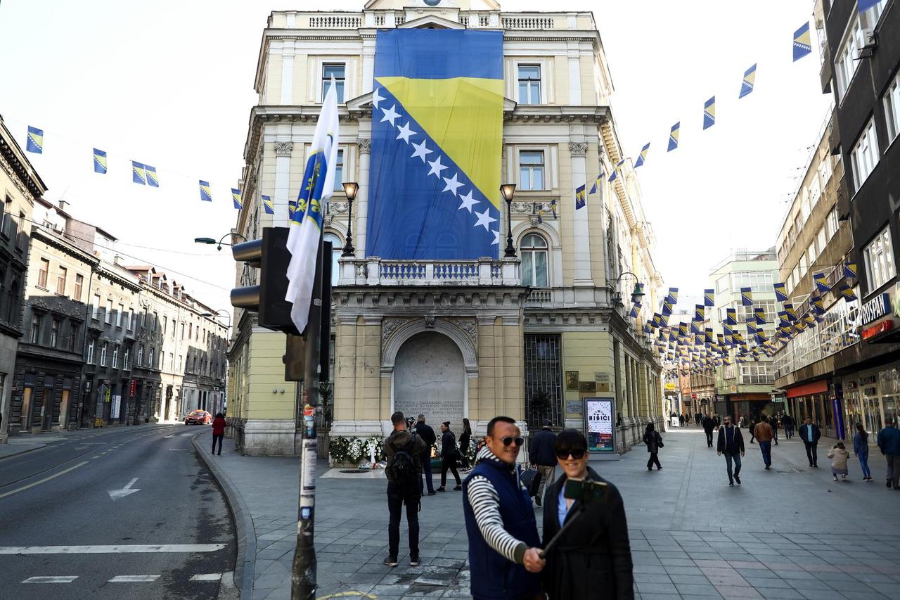 Centar Sarajeva ukrašen zastavama povodom Dana nezavisnosti BIH