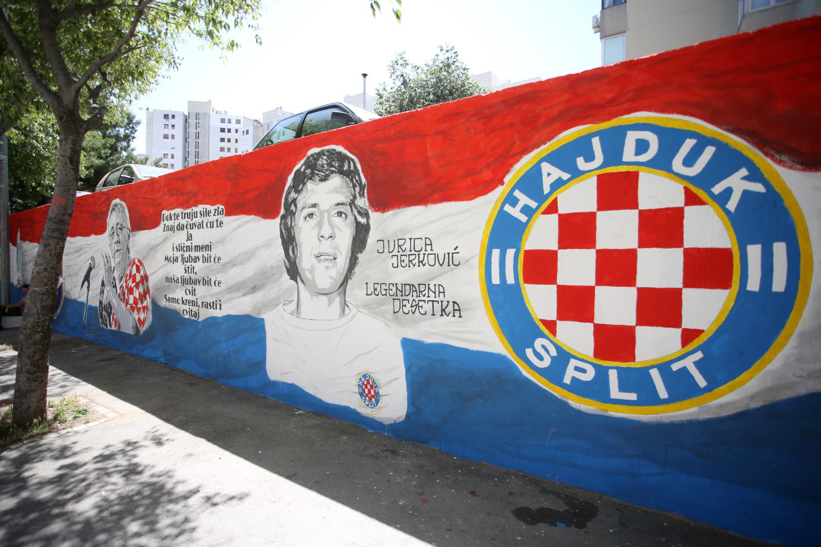 Mural je ukrašen stihovima Oliverove pjesme "Ispod sunca zlatnoga".