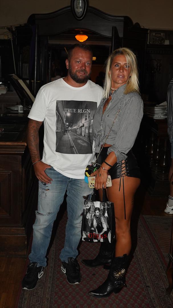 - Većina tih ljudi, muškaraca koji dolaze, bilo da su zauzeti ili nisu, ja uopćene ulazim u to. Žene su nedostupne za njih. Žene kada rode ili kada djeca počnu odrastati, toliko su posvećene djeci da nema seksa, nema toga zadovoljavanja muškaraca...