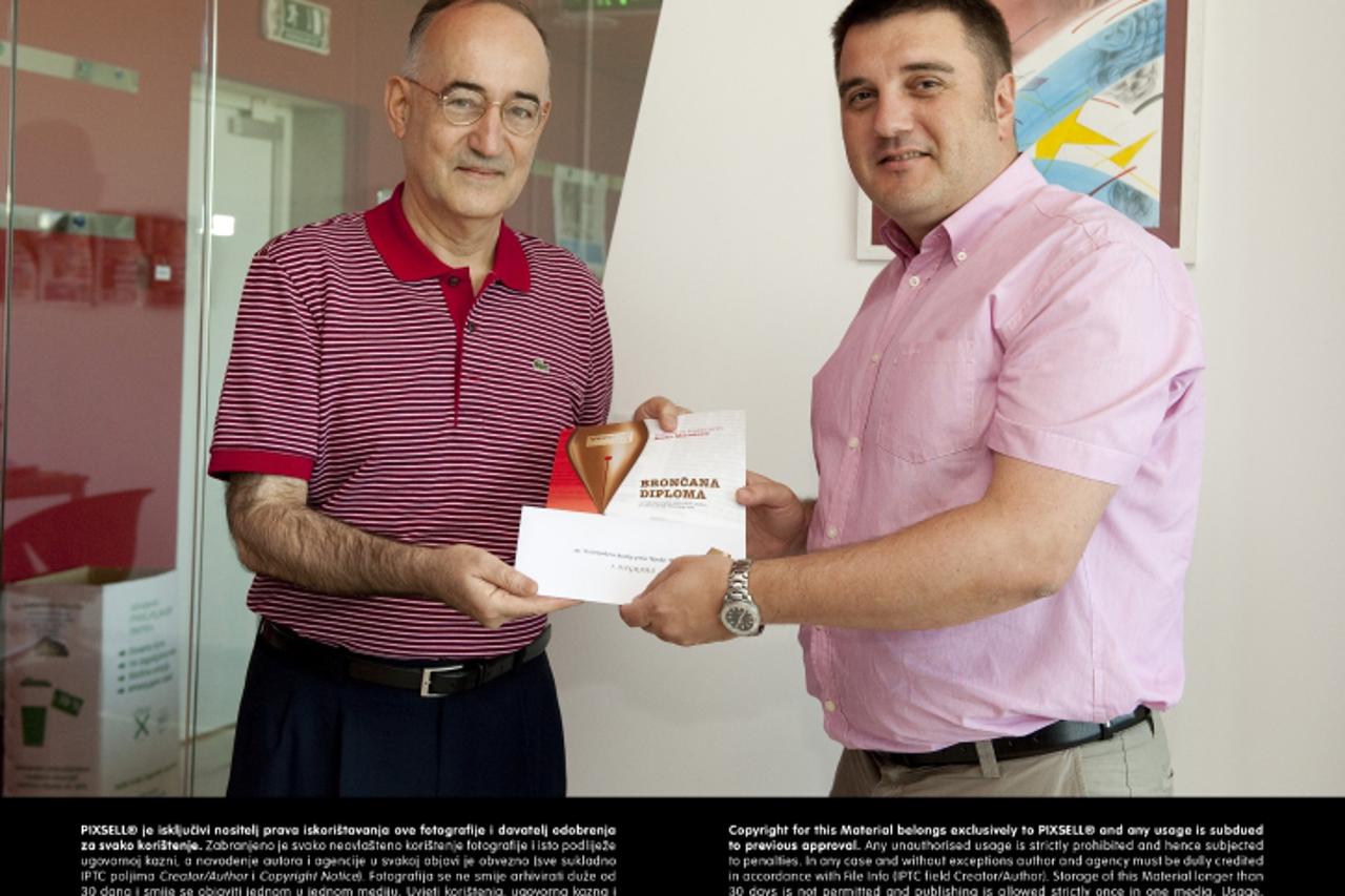 '22.07.2013., Zagreb - Drago Stambuk pjesnik i veleposlanik Republike Hrvatske u Brazilu primio je svoju trecu nagradu za najbolju Vecernjakovu kratku pricu. Nagradu mu je urucio glavni urednik Vecern