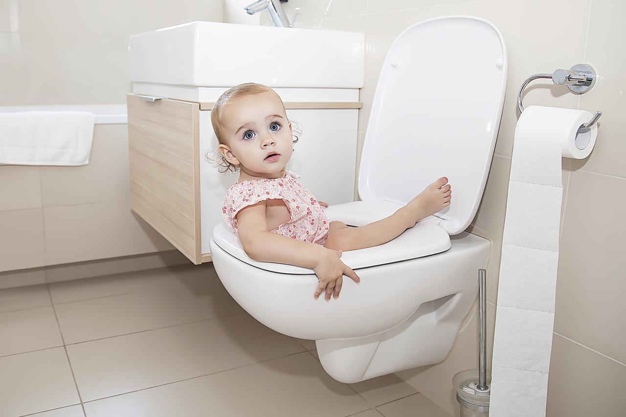 Dijete u wc školjci