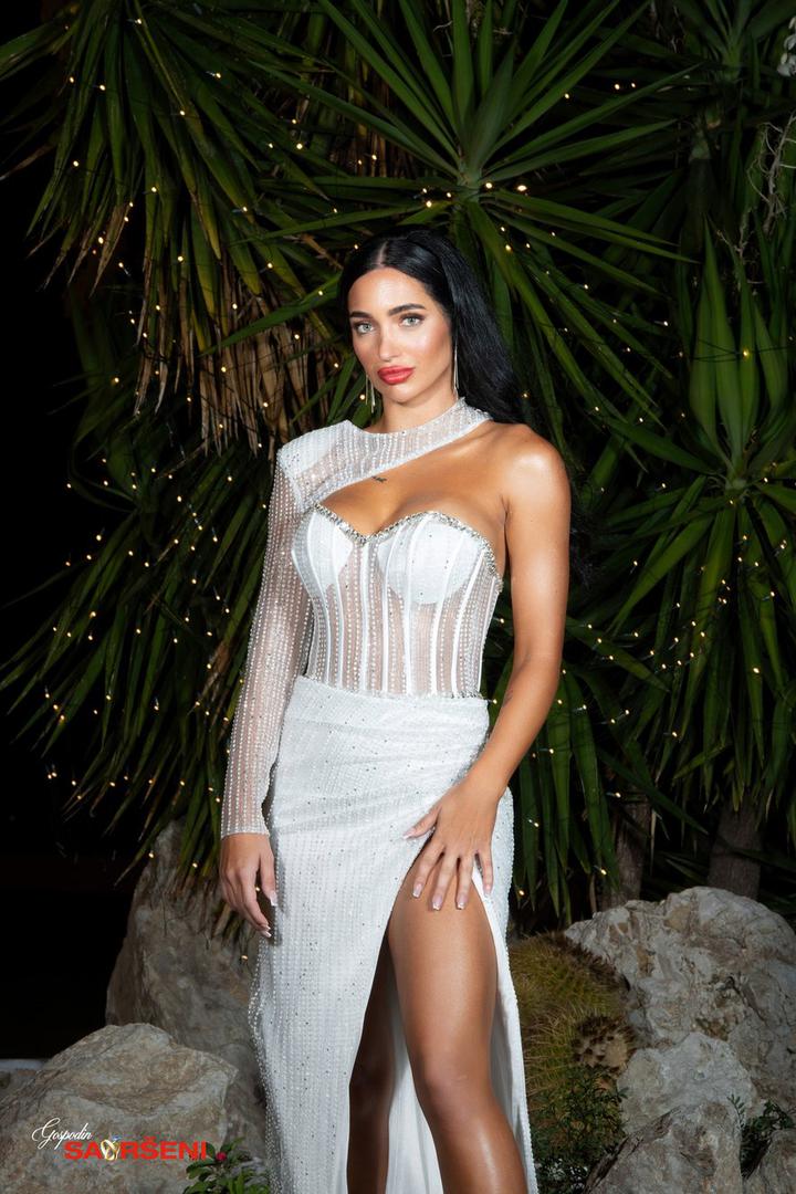 Laura (24) dolazi iz Dugog Sela i ponosno priznaje da je njezina najveća podrška i najbolja prijateljica sestra, koja je uvijek uz nju, bez obzira na okolnosti. Radila je kao pomoćnica u nastavi, no pravo ispunjenje pronalazi u svijetu društvenih mreža. Sa snovima o uspješnoj karijeri influencerice, Laura kreira sadržaj koji spaja njezin sarkastičan, ironičan i duhovit pogled na život.