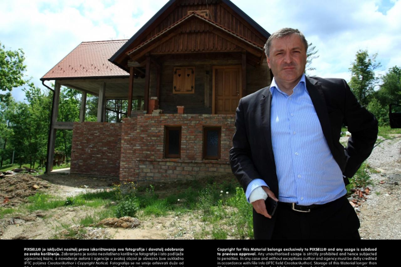 '08.05.2013., Velika Gorica, Pokupsko - Gradonacelnik Drazen Barisic, poveo je novinare u obilazak svoje vikendice koja je u izgradnji, zbog optuzbi oporbe da ju je zatajio u imovinskoj kartici. Photo