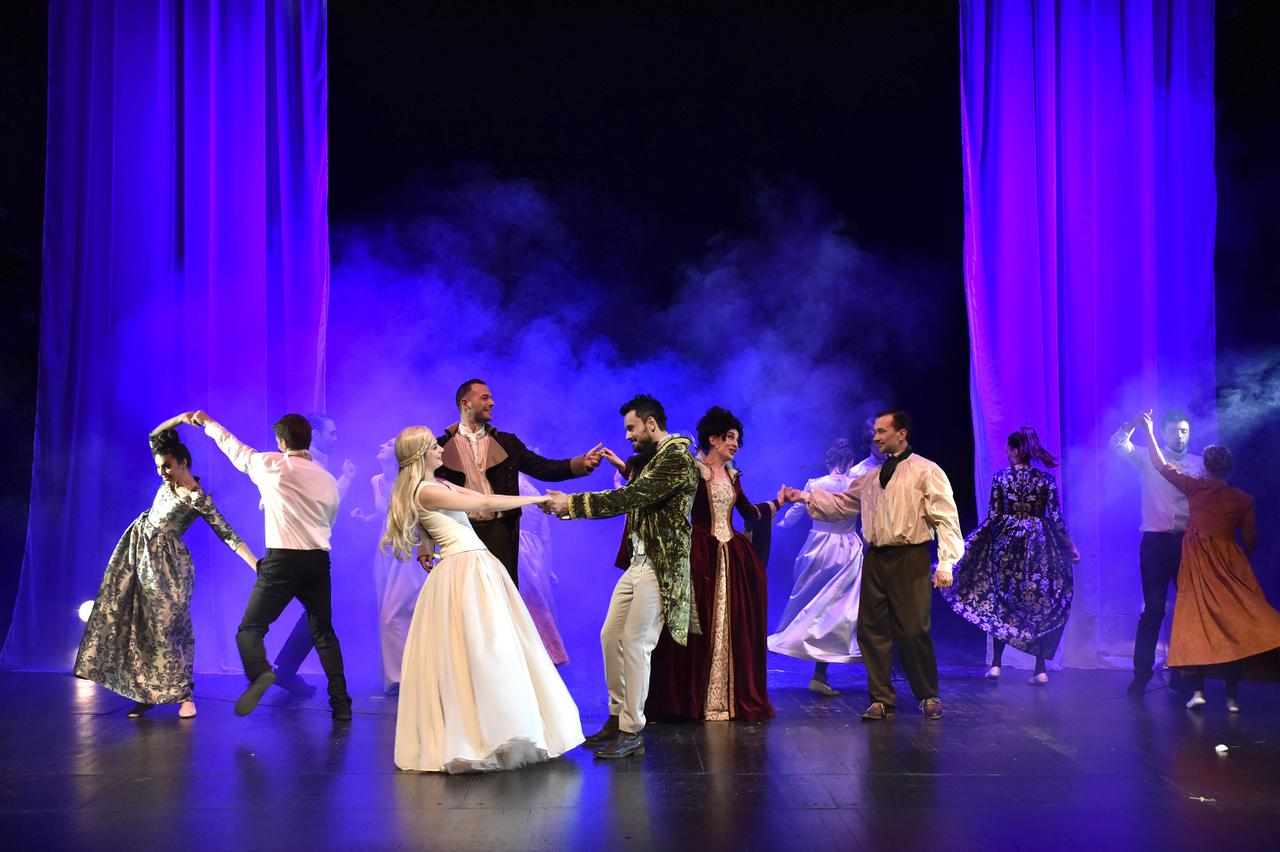 Na kraljevskom dvoru se pleše kao u discu 