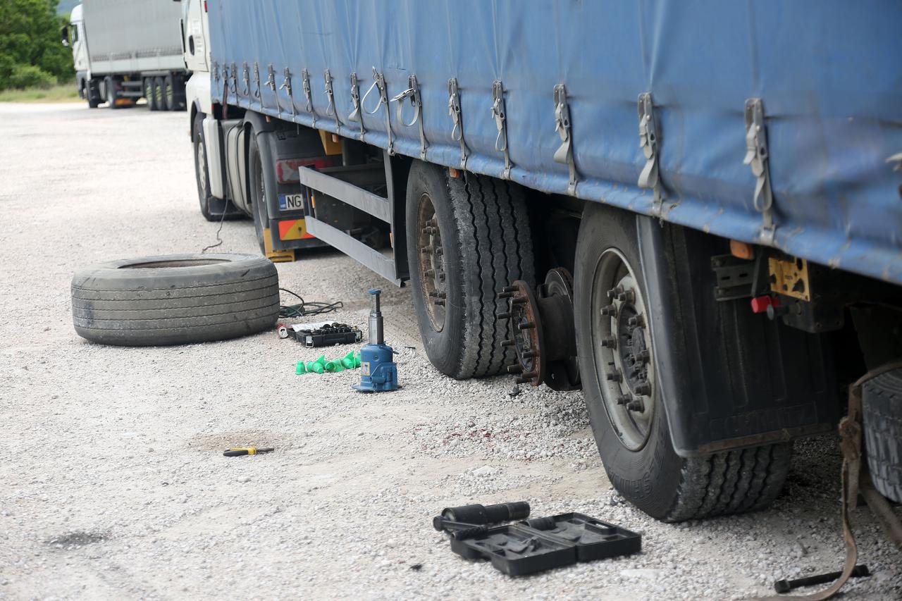 Polača: Vozač kamiona smrtno stradao dok je mjenjao kotač