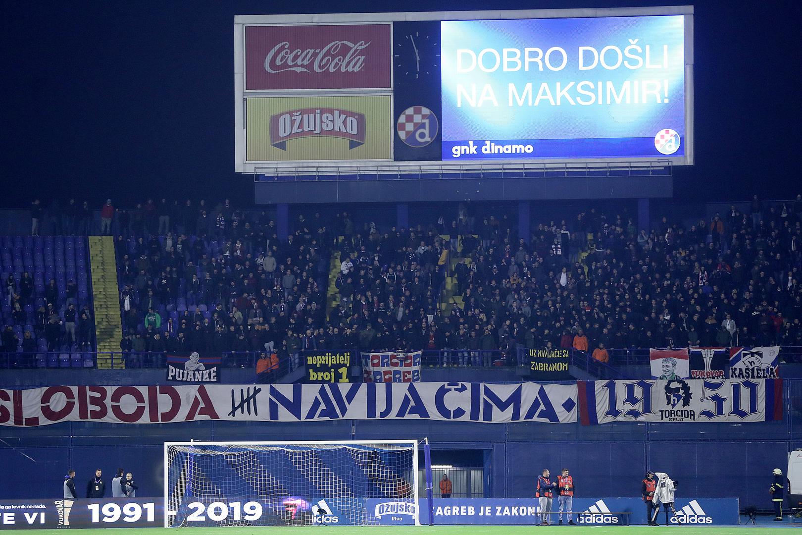 "Sloboda navijačima", poruka je Torcide s južne tribine maksimirskog stadiona.