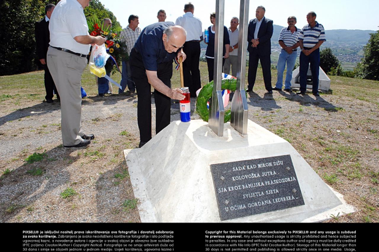'09.08.2012., Hrvatska Kostajnica - Kod spomen obiljezja na brdu Cukur gdje je poginuo snimatelj HRT-a Gordan Lederer polozeni su vijenci povodom 21-godisnjice ovog tragicnog dogadjaja. Prvislav Leder