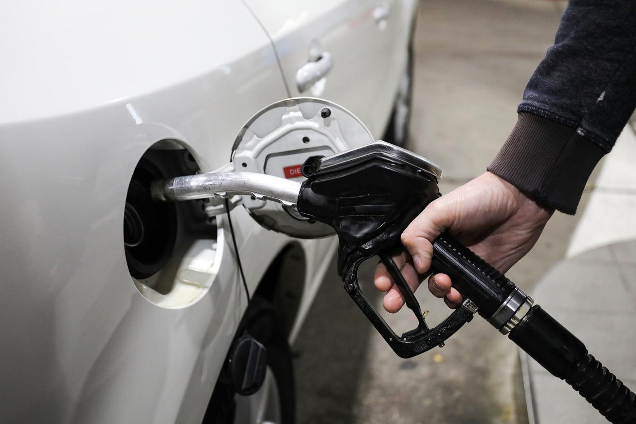 Cijene goriva znatno rastu, spremnik benzina skuplji za 13 kuna, dizel gotovo za 20