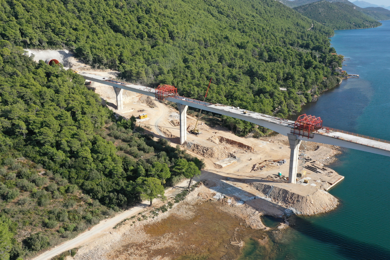 Gradilište mosta Ston snimljen iz zraka