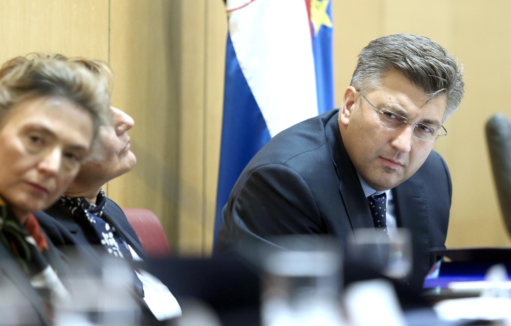 Politički put obilježili su i sukobi s koalicijskim partnerima. Već 2017. raspala se suradnja s Mostom, nakon čega je uslijedilo preslagivanje parlamentarne većine. 
