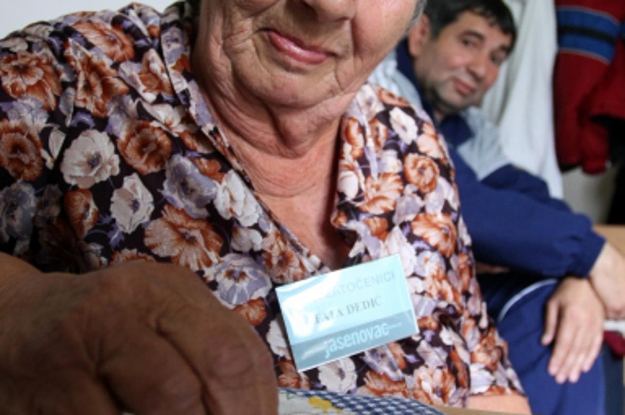'13.06.2012., Prenociste crvenog kriza, Zagreb - Fatima Dedic gatala je iz bjelog graha, te prognozirala poraz Hrvatske protiv Italije od dva gola i neodluceno protiv Spanjolske.  Photo: Marko Prpic/P