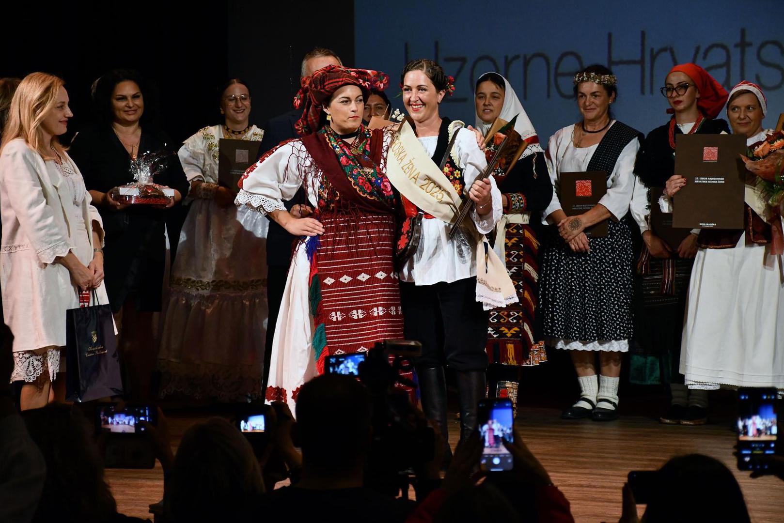 11.10.2025., Nova Gradiska - Aleksandra Zajac, predstavnica Vukovarsko-srijemske zupanije, proglasena je najuzornijom hrvatskom seoskom zenom u 2025. godini. Titulu druge pratilje ponijela je Katica Katusa, a titulu prve pratilj Danijela Jakopovic. Photo: Ivica Galovic/PIXSELL